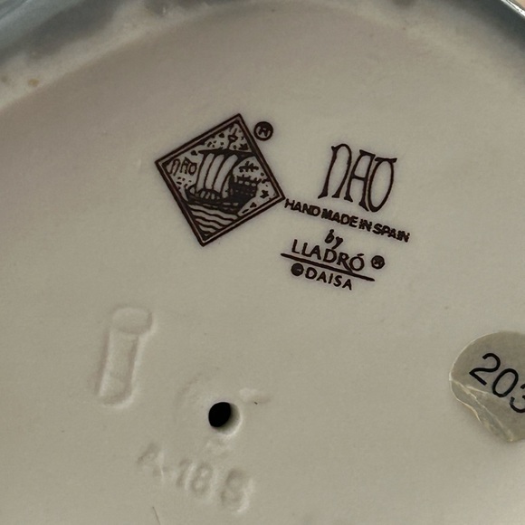 Lladro Nao #241 Girl Holding Puppy in Blanket Collectible Porcelain Figurine
10" - Picture 4 of 4